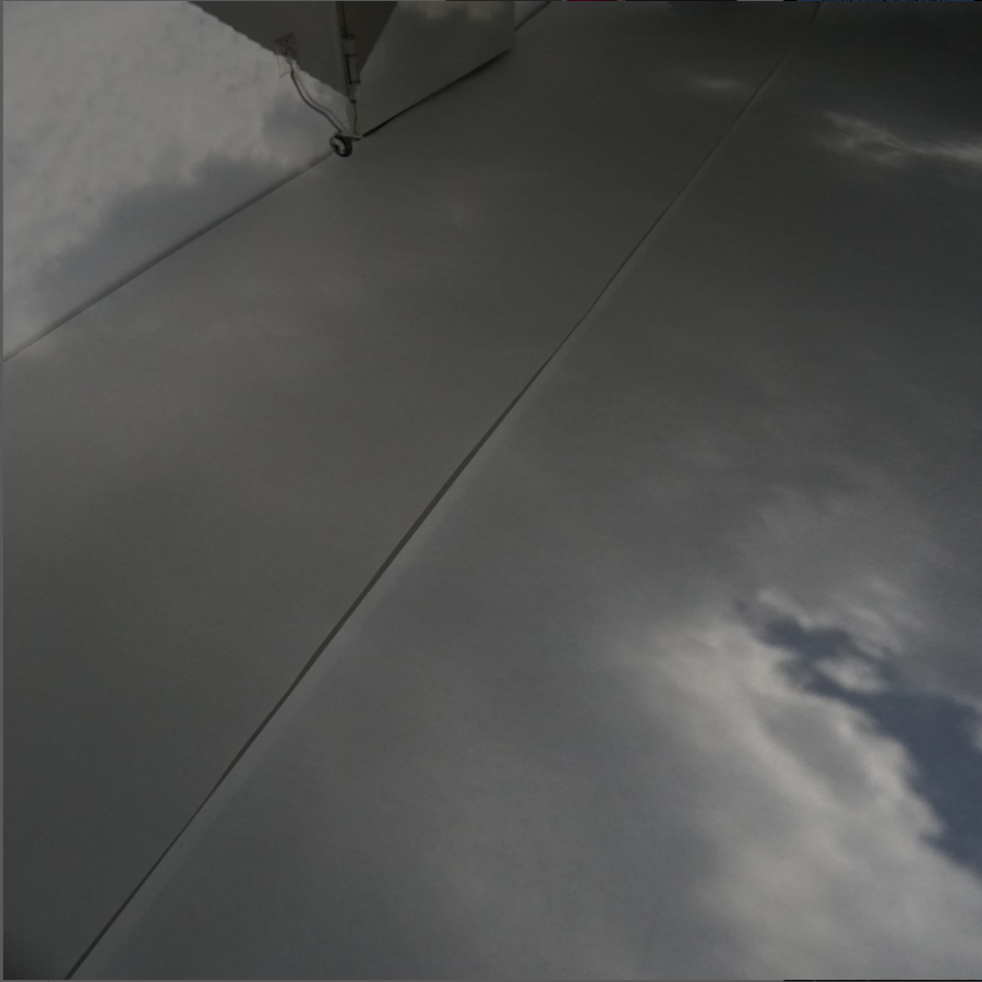 Ein Raumausschnitt mit weißem Boden, auf dem Wolken zu sehen sind